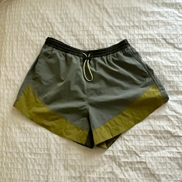 Lululemon Evergreen Short
Grey Sage / Yellow Pear / Green Fern - Picture 6 of 9